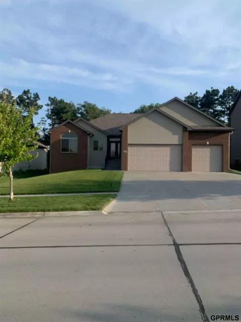 8241 Windmill Dr, Lincoln, NE 68507