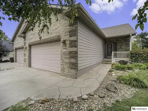9404 Forest Glen Dr, Lincoln, NE 68526