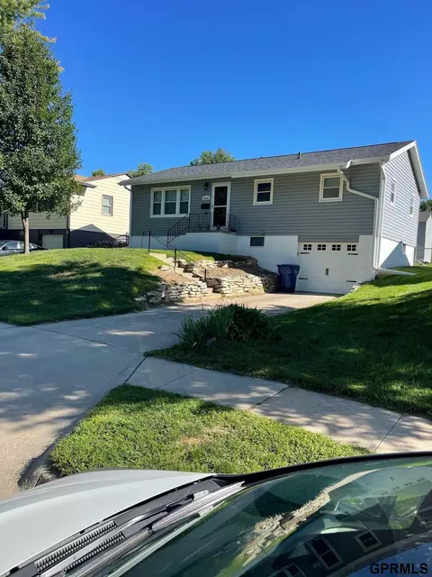 8844 Valley View Dr, La Vista, NE 68128