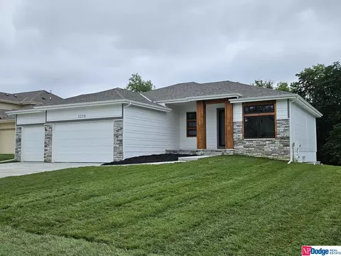 5258 Waterford Avenue Cir, Papillion, NE 68133