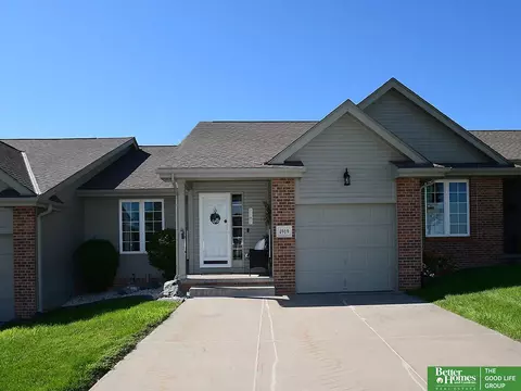 4919 Shannon Dr, Papillion, NE 68133