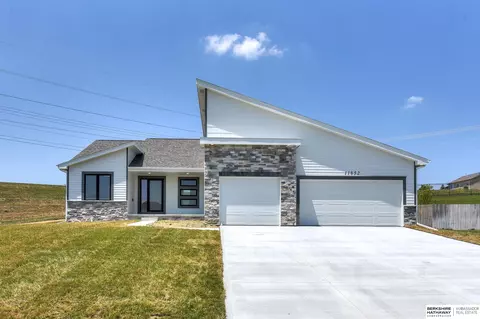 11852 S 113 Ave, Papillion, NE 68046