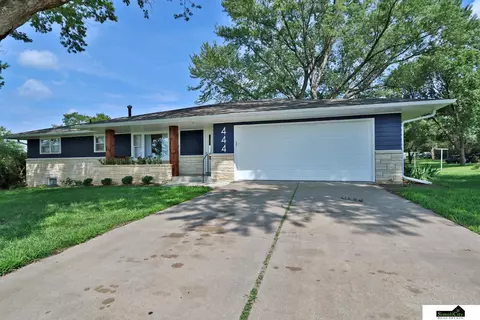 444 N 13th St, Tecumseh, NE 68450