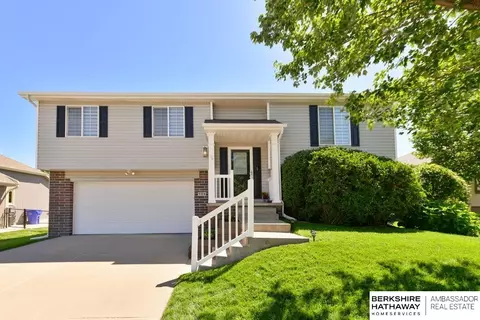 705 Rosewood Ave, Papillion, NE 68133