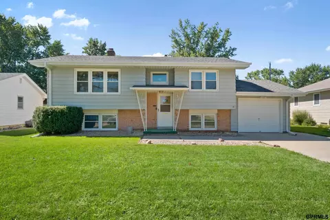 213 Michael Dr, Gretna, NE 68028