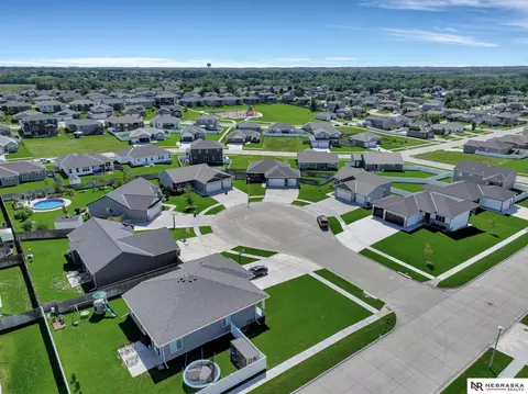 315 Jackson Cir, Hickman, NE 68372