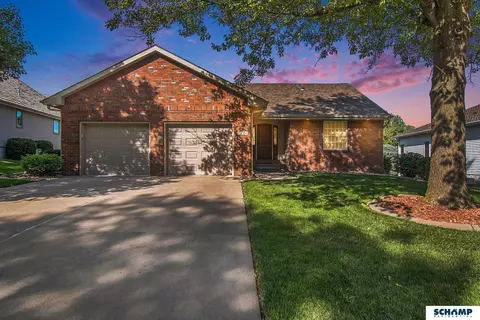 1221 Limerick Dr, Papillion, NE 68046