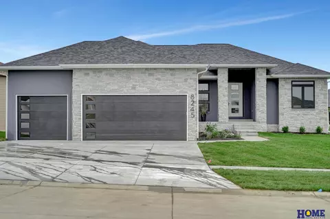 8245 S 97th St, Lincoln, NE 68526
