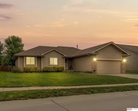 19020 Chandler St, Omaha, NE 68136
