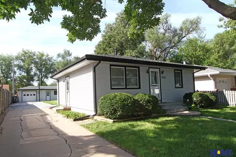 7235 Thurston St, Lincoln, NE 68507