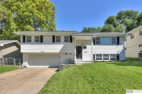 5034 Arbor Cir, Omaha, NE 68106