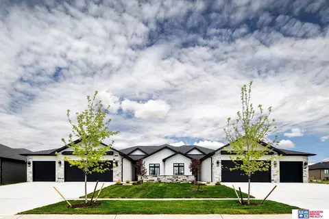 9708 Hillcrest Trl, Lincoln, NE 68520