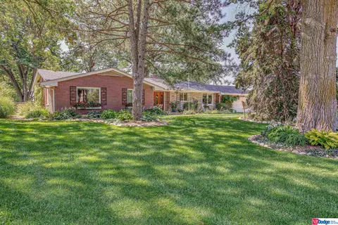7045 Country Club Rd, Omaha, NE 68152