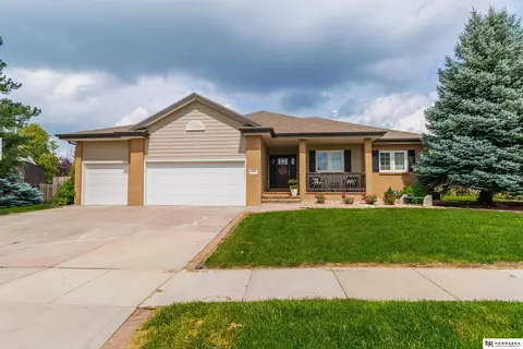6184 Blackstone Rd, Lincoln, NE 68526