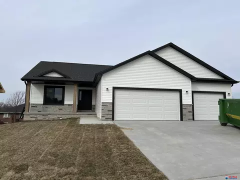 611 Woodsage Rd, Seward, NE 68434