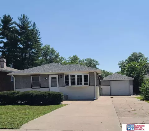 6121 Gladstone St, Lincoln, NE 68507