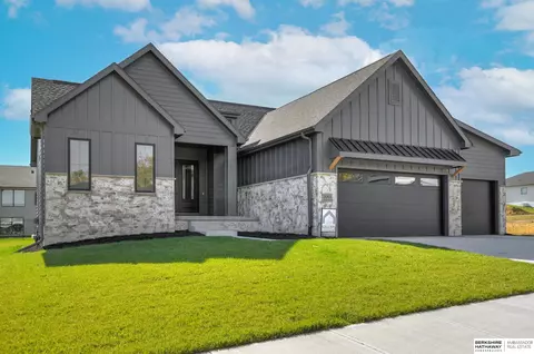 20611 Hartman Ave, Omaha, NE 68022