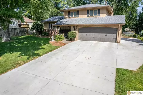 727 Tara Rd, Papillion, NE 68046