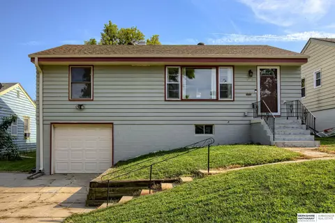 5709 Manderson St, Omaha, NE 68104