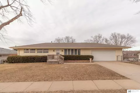 1502 Imperial Dr, Bellevue, NE 68005
