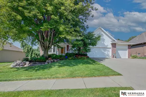 1106 Locust Ave, Papillion, NE 68046