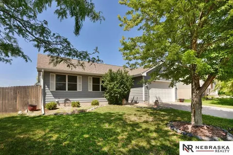 21522 Parkview Dr, Gretna, NE 68028