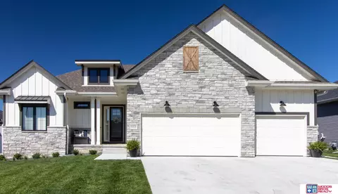9009 S 32nd St, Lincoln, NE 68516