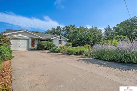 5708 N St, Omaha, NE 68117