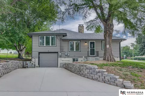 2702 Benson Gardens Blvd, Omaha, NE 68134
