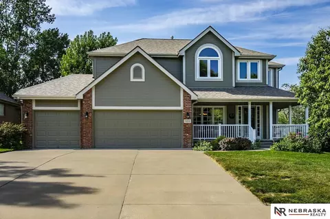 5210 Lake Forest Dr, Papillion, NE 68133