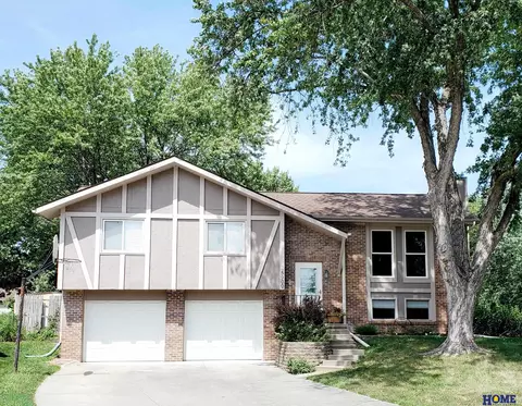 5900 Drake Cir, Lincoln, NE 68516
