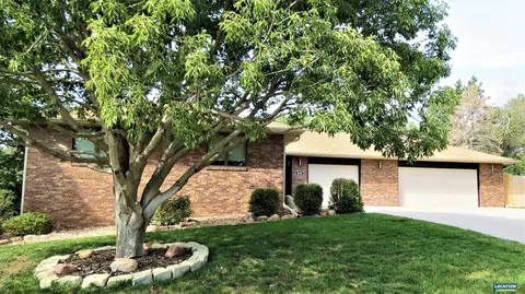 8200 Meredeth Pl, Lincoln, NE 68506