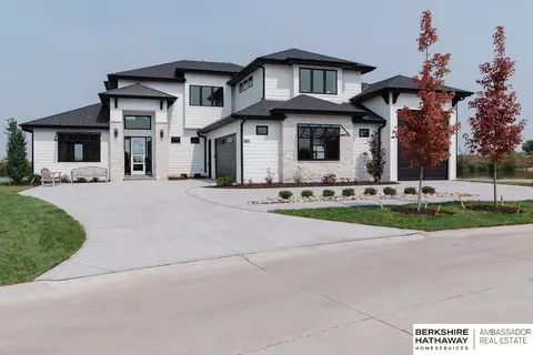 28410 Laurel Cir, Valley, NE 68064