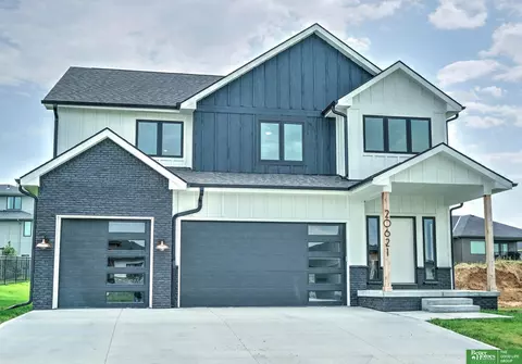 20621 Woodridge Dr, Gretna, NE 68028