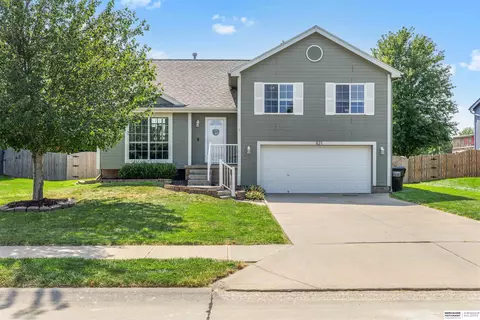 821 Lake Vista Dr, Papillion, NE 68046