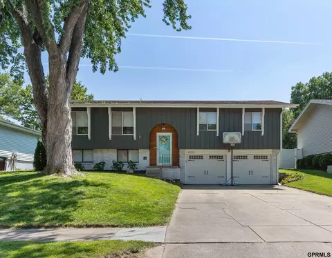 10205 Weir St, Omaha, NE 68127