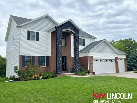 702 Maple Ct, Hickman, NE 68372