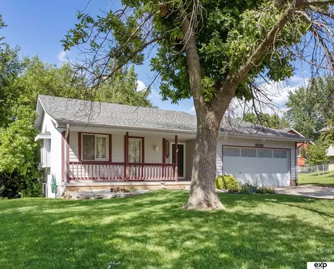 3506 Schuemann Dr, Bellevue, NE 68123