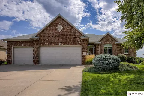 303 Longwood Dr, Papillion, NE 68133
