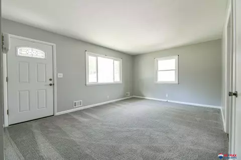 1240 Irving St, Lincoln, NE 68521 photo 2