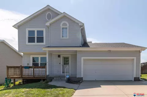406 Charleston Dr, Papillion, NE 68133