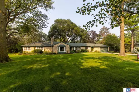 1233 Crestdale Rd, Lincoln, NE 68510