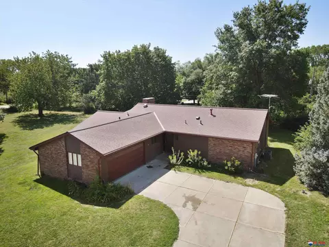 1301 Mockingbird Ln N, Lincoln, NE 68512