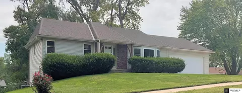 2111 Englewood Dr, Bellevue, NE 68005