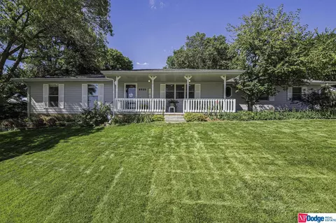 9520 Burdette Cir, Omaha, NE 68134