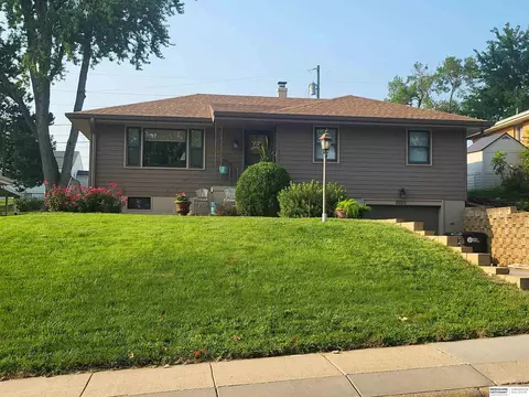 4055 E St, Omaha, NE 68107