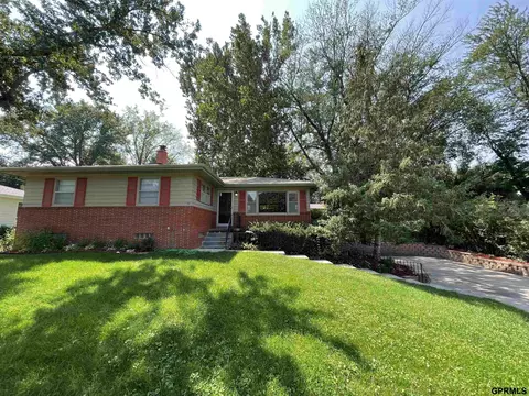 2820 Bridgeford Rd, Omaha, NE 68124