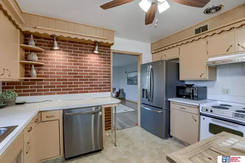 2433 S 40th St, Lincoln, NE 68506