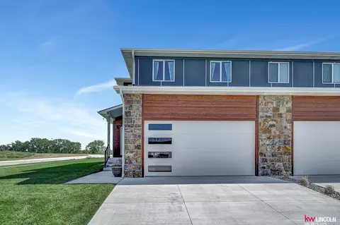 950 Titan Dr, Hickman, NE 68372