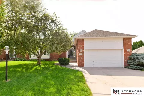 809 Villa Plz, Papillion, NE 68046